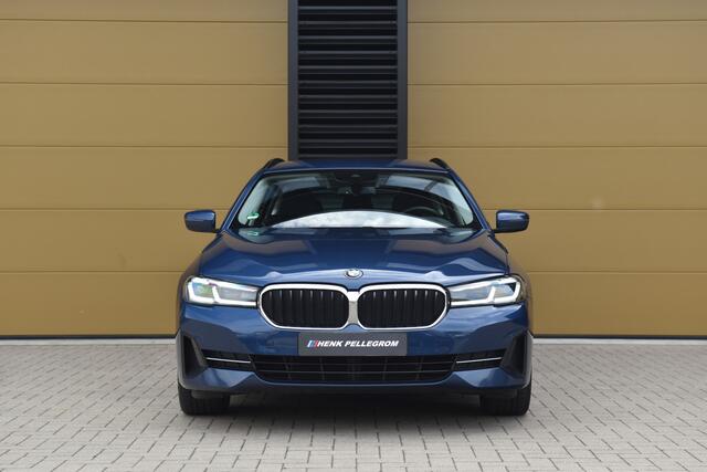 BMW 5-SERIE Touring 520i High Executive Edition * Comfort stoelen * Live cockpit * Grootlicht assistent * Dealer onderhouden *