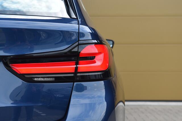 BMW 5-SERIE Touring 520i High Executive Edition * Comfort stoelen * Live cockpit * Grootlicht assistent * Dealer onderhouden *