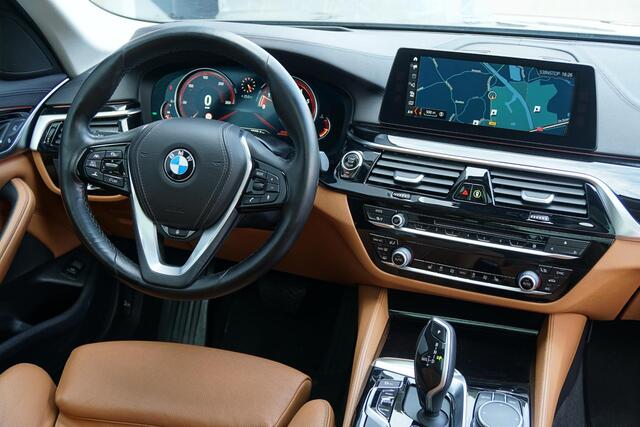 BMW 5-SERIE Touring 530i xDrive Executive / ADAPTIEVE DEMPING / PANODAK / CAMERA / DODEHOEKDETECTIE / DEALER ONDERHOUDEN