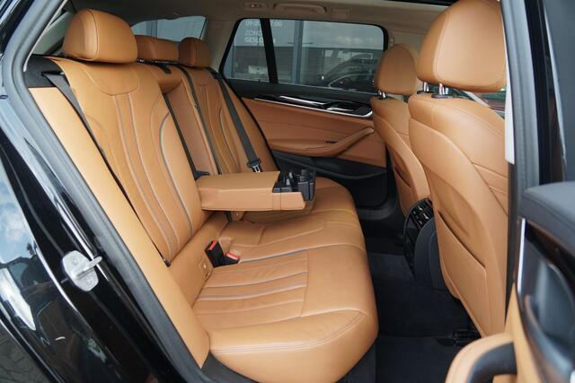 BMW 5-SERIE Touring 530i xDrive Executive / ADAPTIEVE DEMPING / PANODAK / CAMERA / DODEHOEKDETECTIE / DEALER ONDERHOUDEN