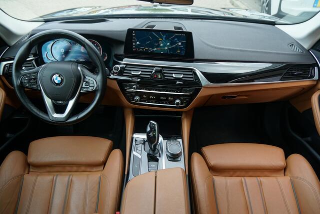 BMW 5-SERIE Touring 530i xDrive Executive / ADAPTIEVE DEMPING / PANODAK / CAMERA / DODEHOEKDETECTIE / DEALER ONDERHOUDEN