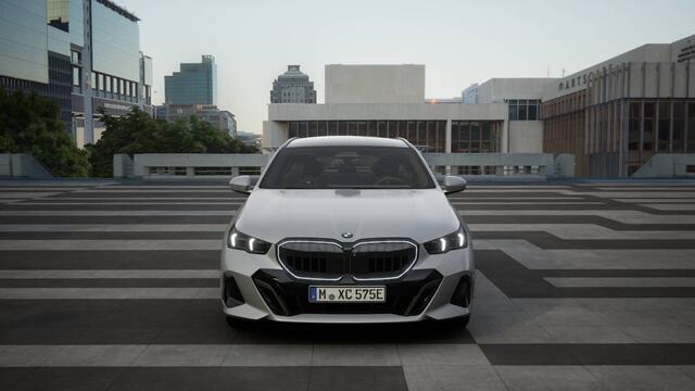 BMW 5-SERIE Touring 530e M Sport Automaat / Panoramadak / Trekhaak / Bowers & Wilkins / M Multifunctionele Stoelen / Adaptieve LED / Parking Assistant Plus / Stuurverwarming