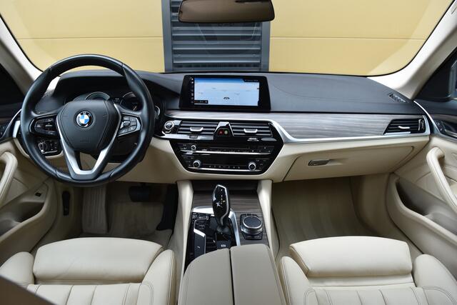 BMW 5-SERIE Touring 540i xDrive High Executive * Comfortstoelen * Trekhaak * Grootlicht assistent * Stoelverwarming *