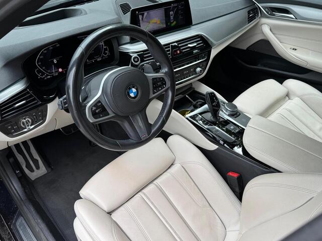 BMW 5-SERIE 530e xDrive M Sportpakket | Entertainment | 19 inch M Dubbelspaak (styling 664M)in Orbit Grey | Pack BMW Head-Up Display | Harman Kardon Surround Sound Systeem |