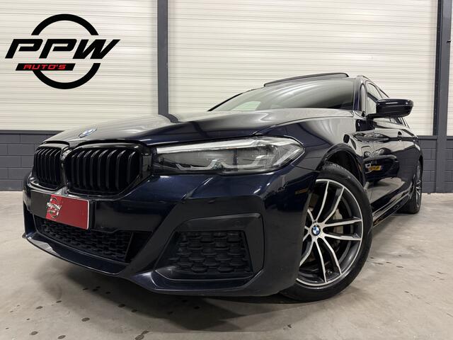 BMW 5-SERIE Touring 530e M-Sport PANO/HARMAN&KARDON/360CAMERA/ALCANTARA-SPORT/STANDKACHEL/CARPLAY/18"M-SPORT/PRIVACY/SHADOW-LINE/CARBONSCHWARZ/RECENT OH BEURT GEHAD BIJ BMW DEALER