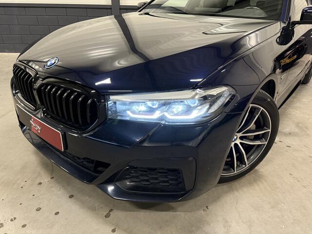 BMW 5-SERIE Touring 530e M-Sport PANO/HARMAN&KARDON/360CAMERA/ALCANTARA-SPORT/STANDKACHEL/CARPLAY/18"M-SPORT/PRIVACY/SHADOW-LINE/CARBONSCHWARZ/RECENT OH BEURT GEHAD BIJ BMW DEALER