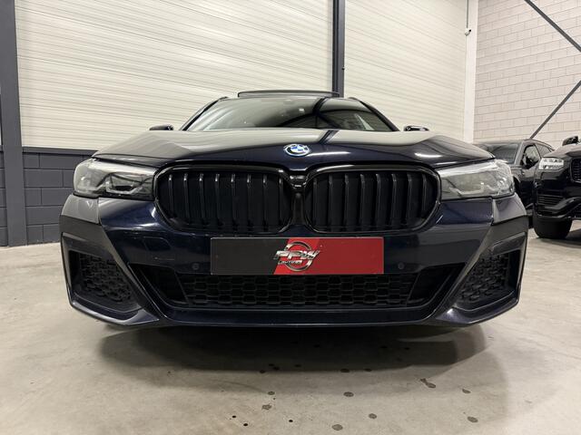 BMW 5-SERIE Touring 530e M-Sport PANO/HARMAN&KARDON/360CAMERA/ALCANTARA-SPORT/STANDKACHEL/CARPLAY/18"M-SPORT/PRIVACY/SHADOW-LINE/CARBONSCHWARZ/RECENT OH BEURT GEHAD BIJ BMW DEALER