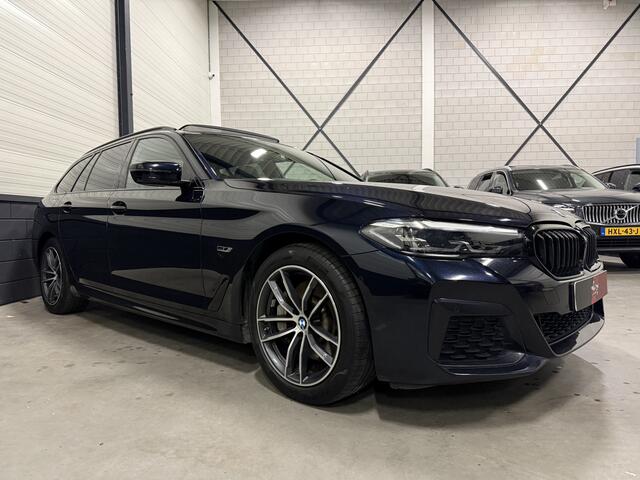 BMW 5-SERIE Touring 530e M-Sport PANO/HARMAN&KARDON/360CAMERA/ALCANTARA-SPORT/STANDKACHEL/CARPLAY/18"M-SPORT/PRIVACY/SHADOW-LINE/CARBONSCHWARZ/RECENT OH BEURT GEHAD BIJ BMW DEALER