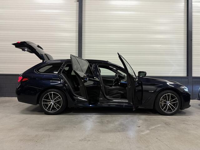 BMW 5-SERIE Touring 530e M-Sport PANO/HARMAN&KARDON/360CAMERA/ALCANTARA-SPORT/STANDKACHEL/CARPLAY/18"M-SPORT/PRIVACY/SHADOW-LINE/CARBONSCHWARZ/RECENT OH BEURT GEHAD BIJ BMW DEALER