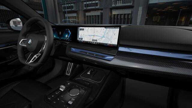 BMW 5-SERIE Touring 530e M Sport Automaat / Trekhaak / Adaptieve LED / Parking Assistant Plus / Comfort Access / M Sportonderstel / Live Cockpit Professional