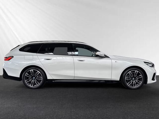 BMW 5-SERIE Touring 520iA M-SPORT ** ADAPT. LED, LEDER, PANORAMA, TREKH, H&K SOUND, DR. ASS+ ** 1e EIG - UNFALLFREI ** ** INFORMEER OOK NAAR ONZE AANTREKKELIJKE FINANCIAL-LEASE TARIEVEN **