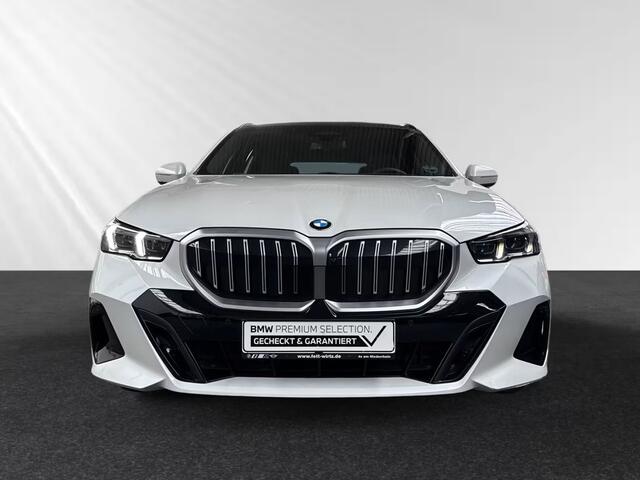 BMW 5-SERIE Touring 520iA M-SPORT ** ADAPT. LED, LEDER, PANORAMA, TREKH, H&K SOUND, DR. ASS+ ** 1e EIG - UNFALLFREI ** ** INFORMEER OOK NAAR ONZE AANTREKKELIJKE FINANCIAL-LEASE TARIEVEN **