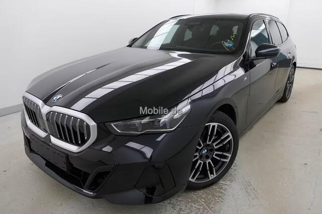 BMW 5-SERIE Touring 520iA M-SPORT ** ADAPT. LED, LEDER, PANORAMA, TREKH, H&K SOUND, DR. ASS+ ** 1e EIG - UNFALLFREI ** ** INFORMEER OOK NAAR ONZE AANTREKKELIJKE FINANCIAL-LEASE TARIEVEN **