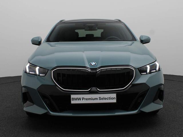BMW 5-SERIE Touring 530e M Sportpakket Pro | Innovation Pack | Travel Pack | Comfort Pack | Trekhaak | Panoramadak | Comfortstoelen | Driving Assistant Professional | Bowers & Wilkins | 20''