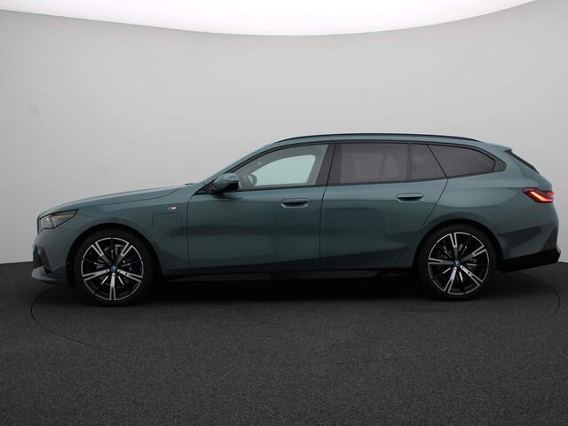 BMW 5-SERIE Touring 530e M Sportpakket Pro | Innovation Pack | Travel Pack | Comfort Pack | Trekhaak | Panoramadak | Comfortstoelen | Driving Assistant Professional | Bowers & Wilkins | 20''