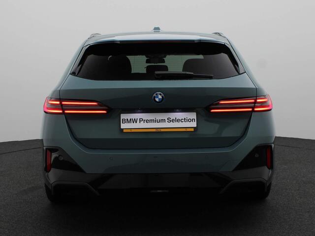 BMW 5-SERIE Touring 530e M Sportpakket Pro | Innovation Pack | Travel Pack | Comfort Pack | Trekhaak | Panoramadak | Comfortstoelen | Driving Assistant Professional | Bowers & Wilkins | 20''
