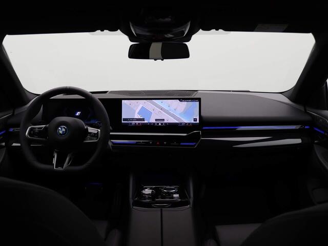 BMW 5-SERIE Touring 530e M Sportpakket Pro | Innovation Pack | Travel Pack | Comfort Pack | Trekhaak | Panoramadak | Comfortstoelen | Driving Assistant Professional | Bowers & Wilkins | 20''