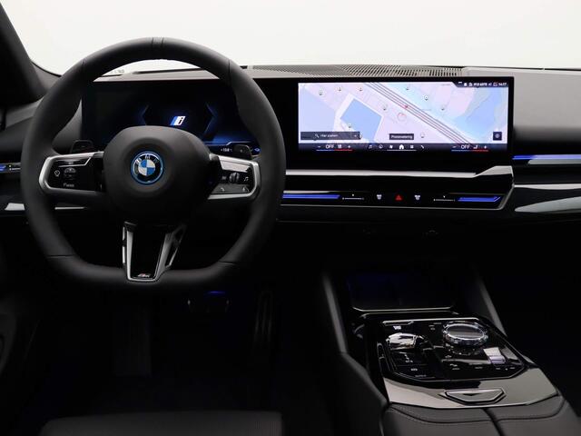 BMW 5-SERIE Touring 530e M Sportpakket Pro | Innovation Pack | Travel Pack | Comfort Pack | Trekhaak | Panoramadak | Comfortstoelen | Driving Assistant Professional | Bowers & Wilkins | 20''