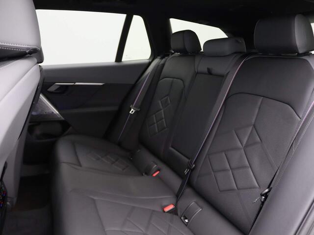 BMW 5-SERIE Touring 530e M Sportpakket Pro | Innovation Pack | Travel Pack | Comfort Pack | Trekhaak | Panoramadak | Comfortstoelen | Driving Assistant Professional | Bowers & Wilkins | 20''