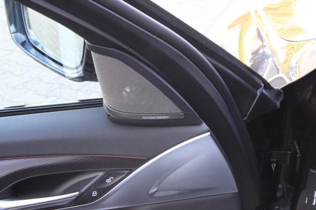 BMW 5-SERIE Touring 530e xDrive M Sport Pano | Trekhaak | Laser LED | Comfort Access | ACC | HarmanKardon | Leder | Shadowline | Sophisto Grau | BTW