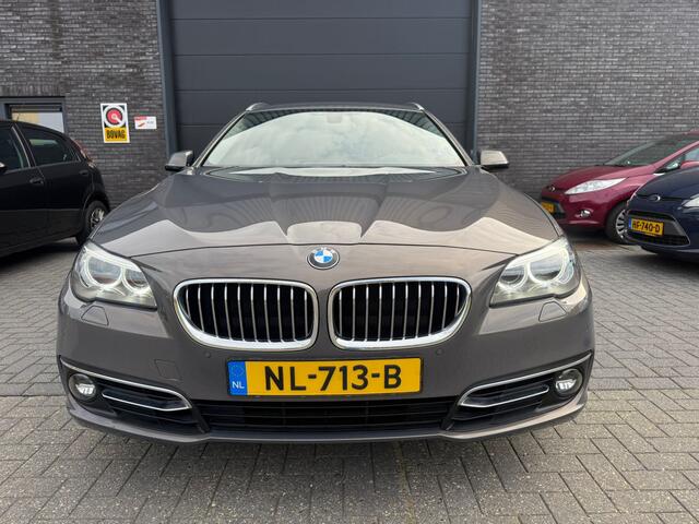 BMW 5-SERIE Touring 528i Luxury Edition | AUTOMAAT | 2E EIGENAAR | 12MND GARANTIE | LEDER | CRUISE | NAVI | PDC |