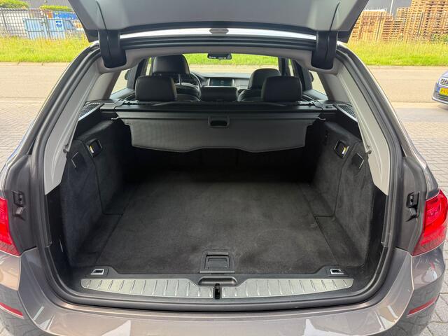 BMW 5-SERIE Touring 528i Luxury Edition | AUTOMAAT | 2E EIGENAAR | 12MND GARANTIE | LEDER | CRUISE | NAVI | PDC |