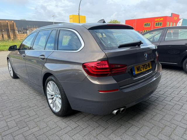 BMW 5-SERIE Touring 528i Luxury Edition | AUTOMAAT | 2E EIGENAAR | 12MND GARANTIE | LEDER | CRUISE | NAVI | PDC |