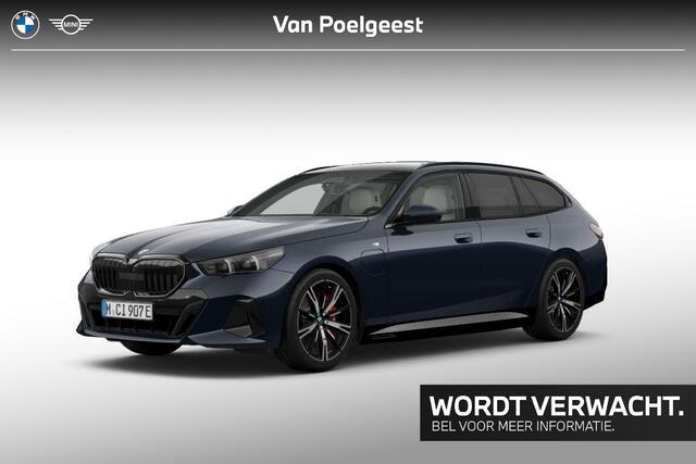 BMW 5-SERIE Touring 530e M Sport Pro Glazen Panoramadak / Parking Assistant Plus / Stoelventilatie / Harman Kardon / Iconic Glow / Stuurwielverwarming / 20 Inch / Getinte ramen