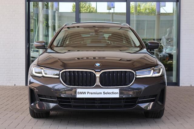 BMW 5-SERIE Touring 520i Business Edition Plus | Parking Pack | Voorstoelen Verwarmd | Panorama dak