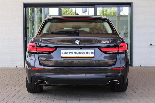 BMW 5-SERIE Touring 520i Business Edition Plus | Parking Pack | Voorstoelen Verwarmd | Panorama dak