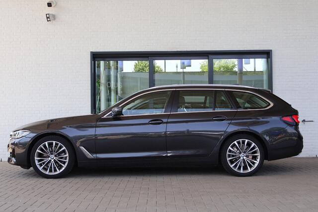 BMW 5-SERIE Touring 520i Business Edition Plus | Parking Pack | Voorstoelen Verwarmd | Panorama dak