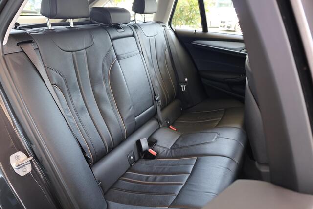 BMW 5-SERIE Touring 520i Business Edition Plus | Parking Pack | Voorstoelen Verwarmd | Panorama dak