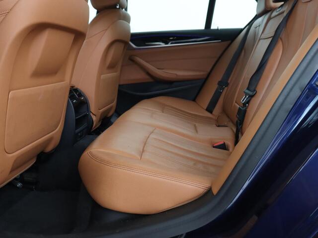 BMW 5-SERIE 530e iPerformance | Leder | Stoelverwarming | Sfeerverlichting | Full LED | Navigatie | Parkeerhulp | Sportstoelen | Cruise control | PHEV | Plug In