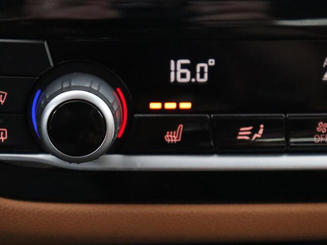 BMW 5-SERIE 530e iPerformance | Leder | Stoelverwarming | Sfeerverlichting | Full LED | Navigatie | Parkeerhulp | Sportstoelen | Cruise control | PHEV | Plug In