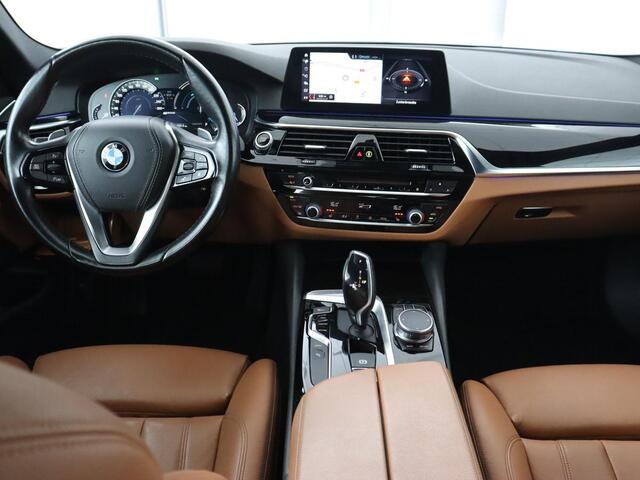 BMW 5-SERIE 530e iPerformance | Leder | Stoelverwarming | Sfeerverlichting | Full LED | Navigatie | Parkeerhulp | Sportstoelen | Cruise control | PHEV | Plug In