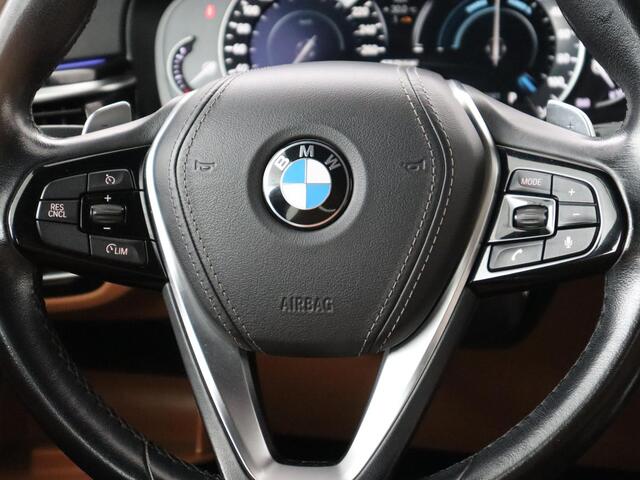 BMW 5-SERIE 530e iPerformance | Leder | Stoelverwarming | Sfeerverlichting | Full LED | Navigatie | Parkeerhulp | Sportstoelen | Cruise control | PHEV | Plug In