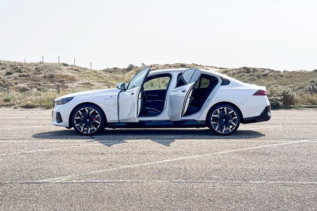 BMW 5-SERIE Sedan 550e xDrive | M Sport Pro | Glazen Panoramadak | Bowers & Wilkins | Stoelventilatie |