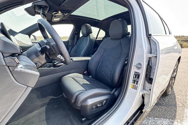 BMW 5-SERIE Sedan 550e xDrive | M Sport Pro | Glazen Panoramadak | Bowers & Wilkins | Stoelventilatie |