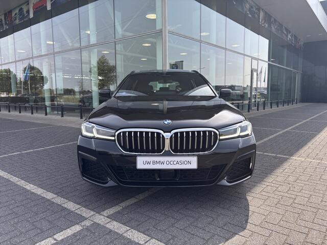 BMW 5-SERIE Touring 530i xDrive High Executive M Sport Automaat / Panoramadak / Trekhaak / Laserlight / Achteruitrijcamera / Head-Up / Comfort Access / Adaptief onderstel