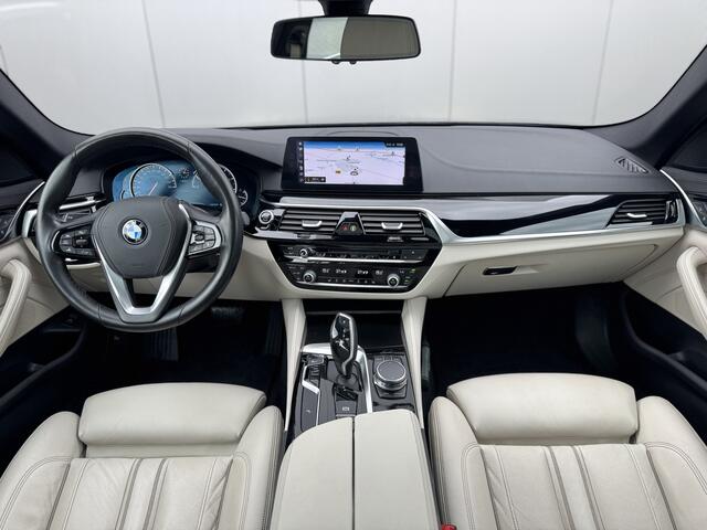 BMW 5-SERIE Touring 520i Luxury Line High Executive | Panorama | Driving Assistant | HUD | Trekhaak