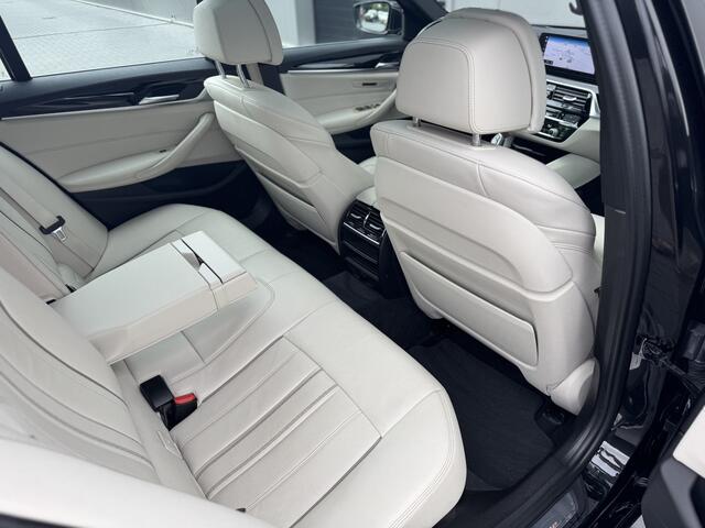 BMW 5-SERIE Touring 520i Luxury Line High Executive | Panorama | Driving Assistant | HUD | Trekhaak