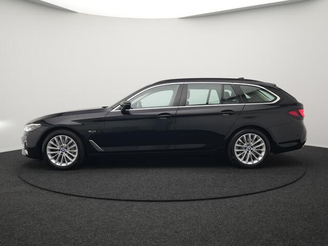 BMW 5-SERIE Touring 530e Luxury Line Plug In Hybrid 294pk Dealer O.H PHEV | Trekhaak Af Fabriek | Panodak | Camera | Lederen Sportstoelen Memory & Verwarmd | Apple Carplay | Cruise Control | Navigatie | Virtual | DAB |