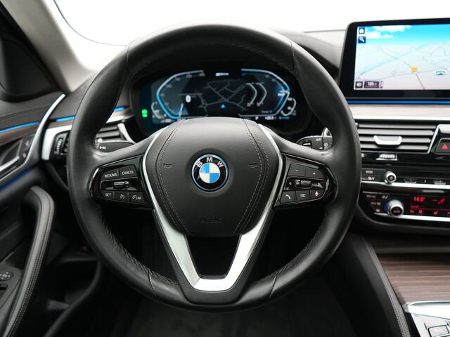 BMW 5-SERIE Touring 530e Luxury Line Plug In Hybrid 294pk Dealer O.H PHEV | Trekhaak Af Fabriek | Panodak | Camera | Lederen Sportstoelen Memory & Verwarmd | Apple Carplay | Cruise Control | Navigatie | Virtual | DAB |