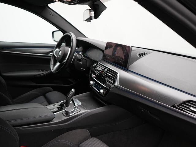 BMW 5-SERIE Touring 530e M Sport Plug In Hybrid 293pk Dealer O.H PHEV | Head Up | 360 Camera | Laser LED | Alcantara Sportstoelen Verwarmd | Blis | Apple Carplay | M Sportstuur | Navigatie | Virtual | DAB |