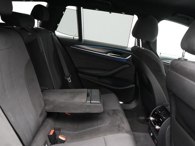 BMW 5-SERIE Touring 530e M Sport Plug In Hybrid 293pk Dealer O.H PHEV | Head Up | 360 Camera | Laser LED | Alcantara Sportstoelen Verwarmd | Blis | Apple Carplay | M Sportstuur | Navigatie | Virtual | DAB |