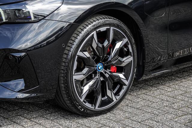 BMW 5-SERIE Touring 550E 490Pk Aut. | Plug in Hybride | X-Drive | Shadowline | M-Sport | 'M' Sportstoelen | Head Up Display | Panoramadak | Trekhaak | 21''