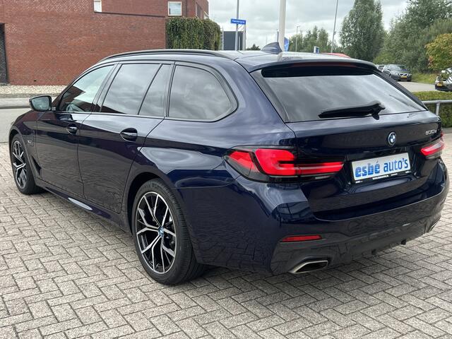 BMW 5-SERIE Touring 530e M-Sport Business Edition Plus Panoramadak Driving Ass Prof Keyless Rondzicht Camera Elek Stoelen Stoel + Stuurverwarming ACC DAB Head-Up Shadow Line BTW Tansanite Blauw Plug In Hybride 1e Eigenaar BTW Auto