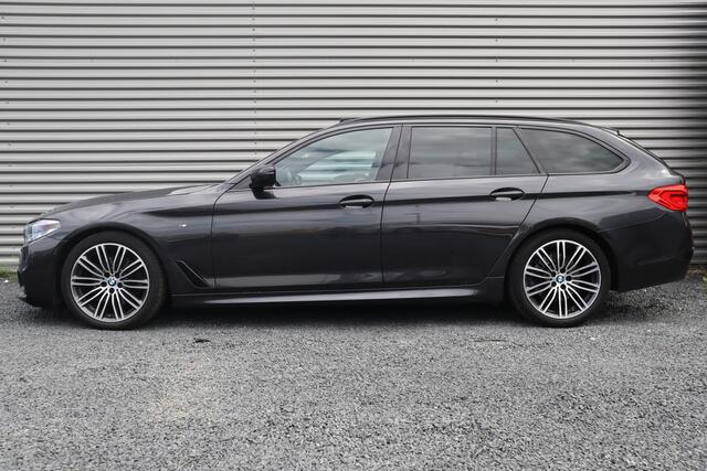 BMW 5-SERIE Touring 520i High Executive M-Sport Leder dashboard / Pano / Individual / Camera / 19inch