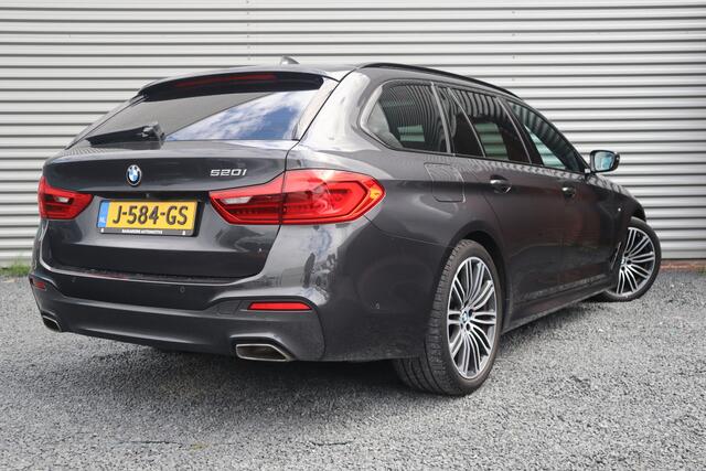 BMW 5-SERIE Touring 520i High Executive M-Sport Leder dashboard / Pano / Individual / Camera / 19inch
