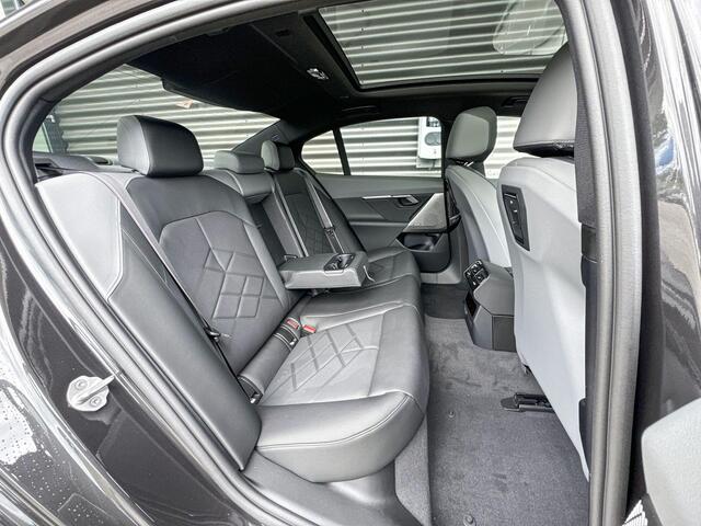 BMW 5-SERIE Sedan 530e M Sportpakket Pro / Innovation Pack / Travel Pack / Comfort Pack / Panoramadak / Trekhaak